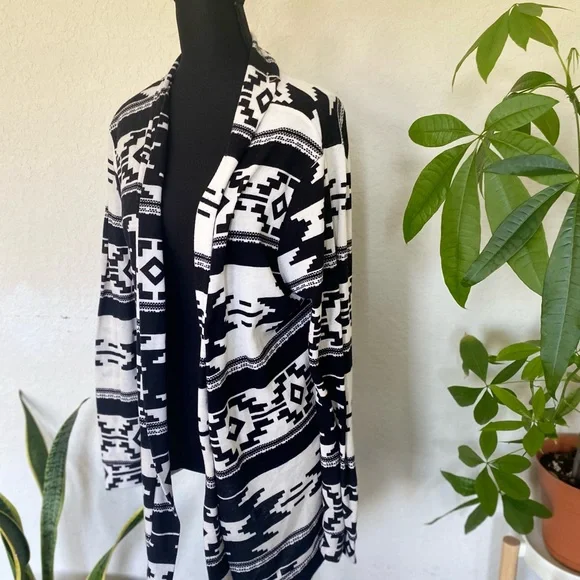 Boho Bobbie Brooks 1X Black and White Patterned Top, ethnic patterns - Picture 2 of 3